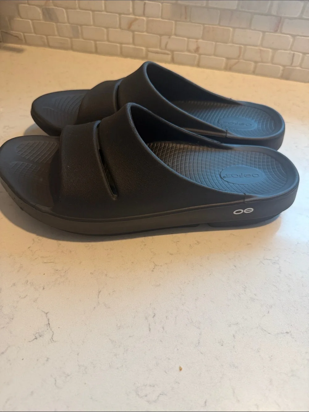 OOFOS Men's Black Recovery Sandals